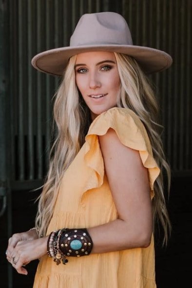 4 Ways to Style a Wide Brim Hat for Spring